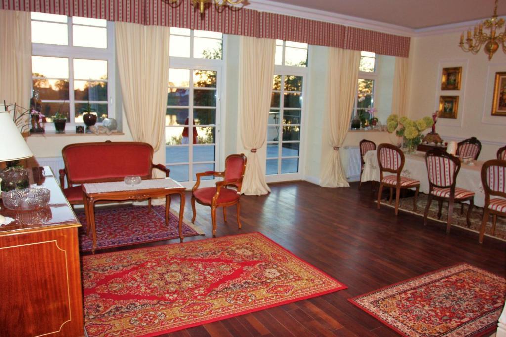 パプロトキ Gosciniec Rycerski Bed & Breakfast エクステリア 写真